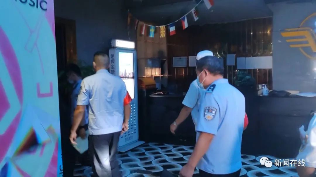 DƬ